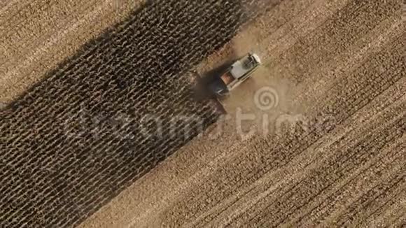 俯视图结合从农业领域采集玉米收获作物生产电动组合视频的预览图