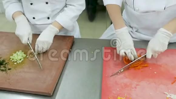 把鲜芹菜和胡椒粉的厨师用木砧板切好视频的预览图
