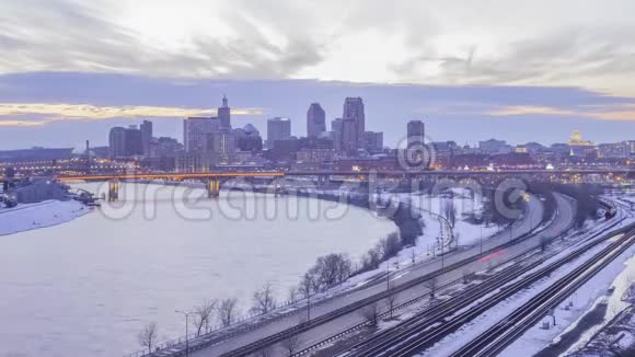 一个大角度长曝光冬季暮光4KUHD时间推移的强大密西西比河流经圣保罗城市景观视频的预览图