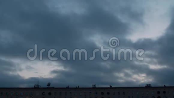云彩在建筑物上移动天空背景视频的预览图
