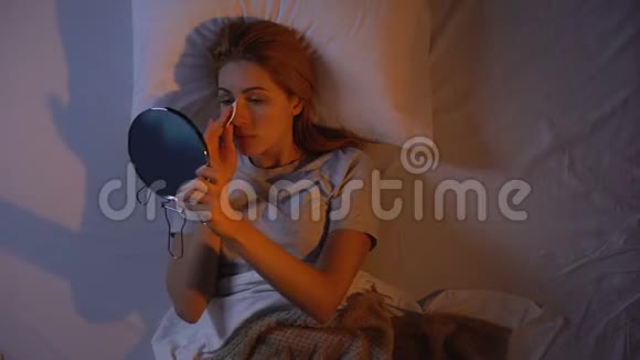 美丽的女士在睡觉前卸妆护肤品顶级景观视频的预览图