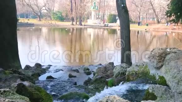 瀑布在城市公园维也纳奥地利视频的预览图