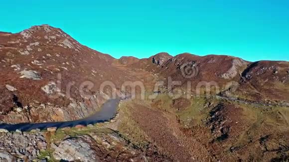从爱尔兰唐格尔郡的斯利弗联盟悬崖上的皮卡上飞走视频的预览图