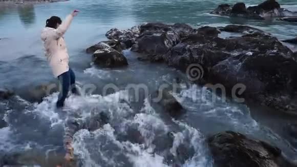 在水中漫步到悬崖的女人视频的预览图