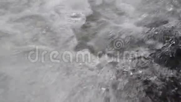 湍急的河水在水下冒泡视频的预览图