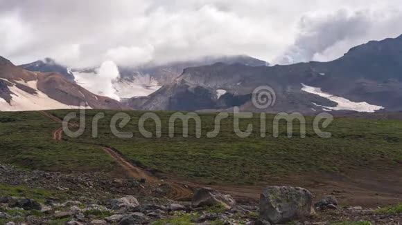 令人惊叹的活火山景观富马乐云从火山口喷发时间流逝视频的预览图