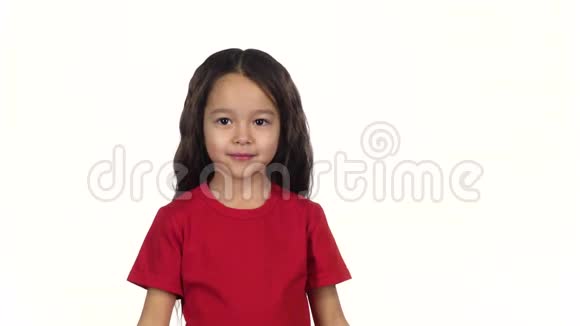 肖像快乐的小女孩玩得开心扮演猿猴慢动作视频的预览图