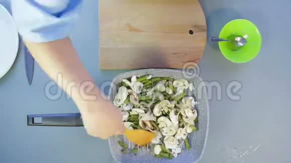 一个女人用木铲把豆子和洋葱和酱油混合在锅里时间跨度视频的预览图