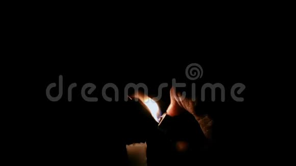 简单的概念建立的足迹人右手点燃白色火焰蜡烛在黑色背景为您的元素设计视频的预览图