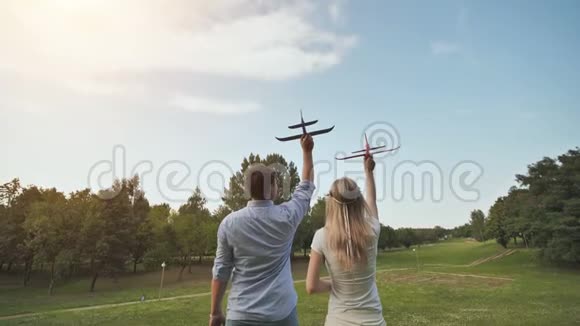 一男一女在空中发射玩具飞机视频的预览图