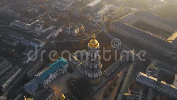 日落时分的基辅佩切斯克拉布拉钟楼空中视频的预览图