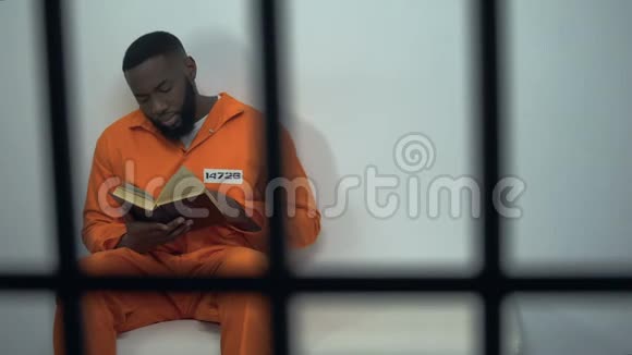 非裔美国人囚犯读圣经被定罪的罪人宗教视频的预览图