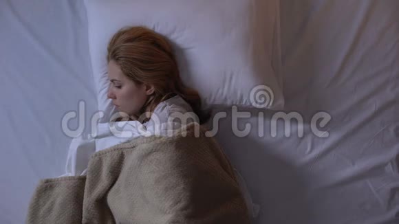 女士睡眠时下腹痛剧烈患有膀胱炎视频的预览图