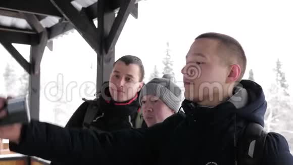 三个年轻的游客在冬天在山上自拍视频的预览图
