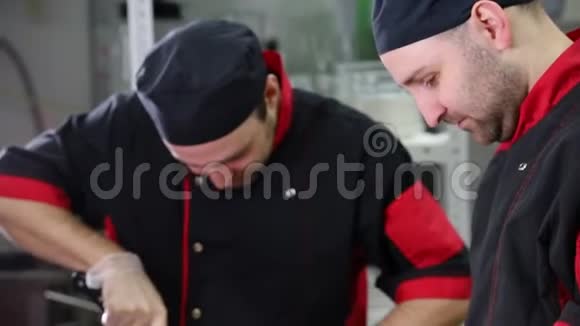 餐厅厨房两个人在为客户端菜视频的预览图