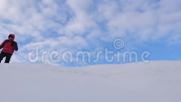 协同团队合作冬季旅游去胜利吧登山者沿着雪岭互相跟随视频的预览图