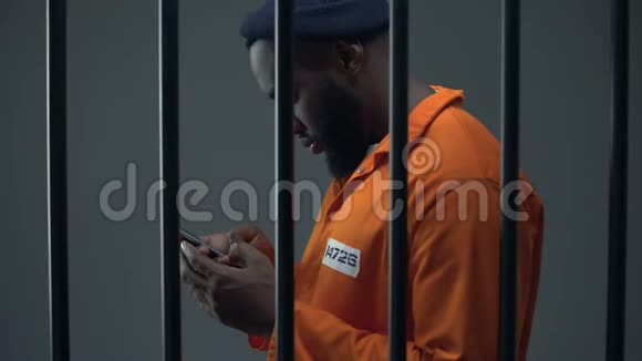 使用手机的非裔美国囚犯监狱中的腐败禁止视频的预览图