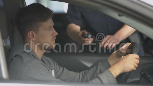 酒后驾车的男司机通过酒精测试呼吸分析仪警察控制视频的预览图
