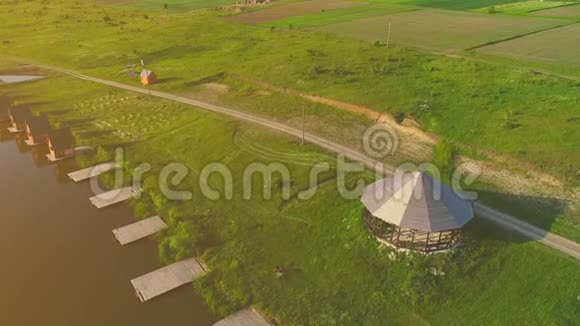 空中观景景观豪华的平房村有房子和湖4视频的预览图
