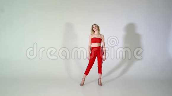 4K金发女嘻哈舞者穿红色服装视频的预览图