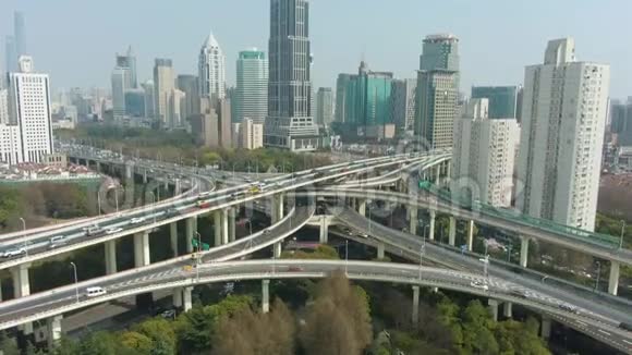 严阳光明媚的一天一条高架路上海城中国鸟瞰图视频的预览图