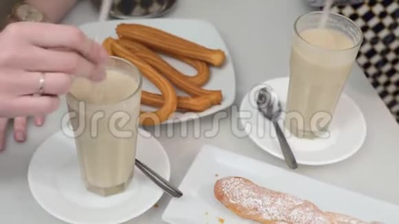 西班牙瓦伦西亚咖啡馆里有个屁屁和丘罗斯的霍查塔视频的预览图