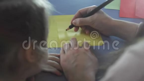 合上母女双手拿着铅笔在纸上画着一张不开心的脸在家一起玩孩子和视频的预览图