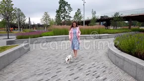 女人和狗在公园里视频的预览图