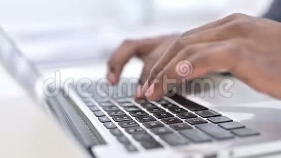 关闭电脑键盘上非洲男子打字手指视频的预览图