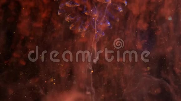 神奇透明的红色烟雾从闪闪发光的神秘松果中飘落下来波克粒子运动平稳视频的预览图