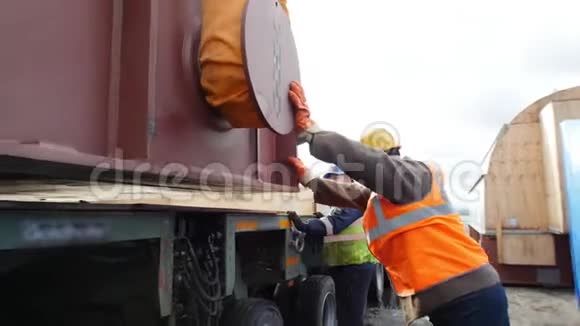 货物运输在建筑工地工作的人帮助把货物放在支架上视频的预览图