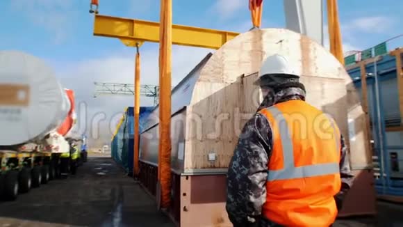 货物运输一名男子工人站在施工现场并控制过程视频的预览图