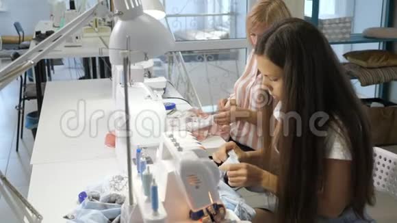 缝纫工人在工作时在缝纫机上缝制衣服侧视视频的预览图