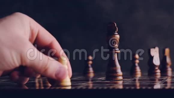 在象棋比赛中战胜对手视频的预览图