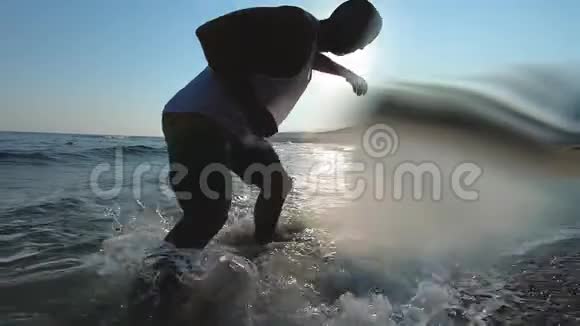 运动员清晨在海上做体操视频的预览图