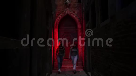 两位年轻女性研究人员走在黑暗的神秘走廊上视频的预览图