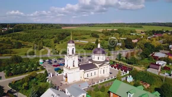 市郊美丽的东正教教堂空中观景视频的预览图