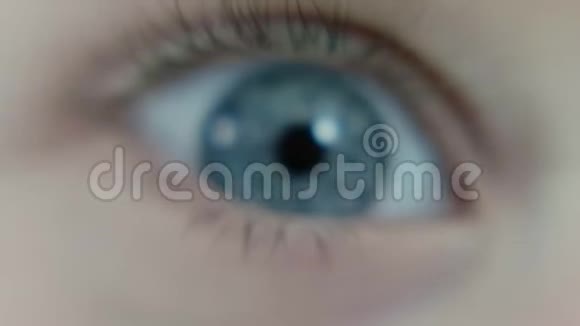 一个孩子蓝眼睛详细特写眼睛在眨眼睛视频的预览图