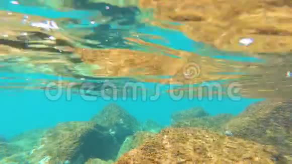 西班牙科斯塔布拉瓦水下潮汐波浪反射视频的预览图
