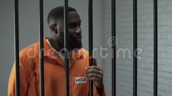 非洲被囚禁罪犯向狱警提供欧元钞票制度有缺陷视频的预览图