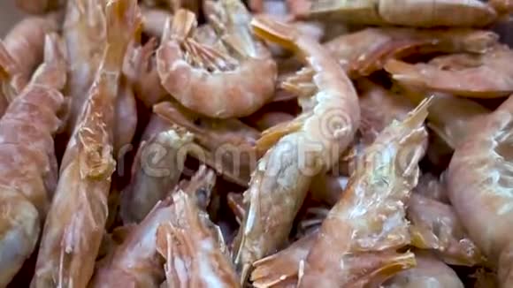 虾新鲜的大虾特写海鲜旋转视频的预览图