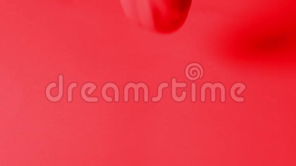 红色油漆涂在红色表面视频的预览图