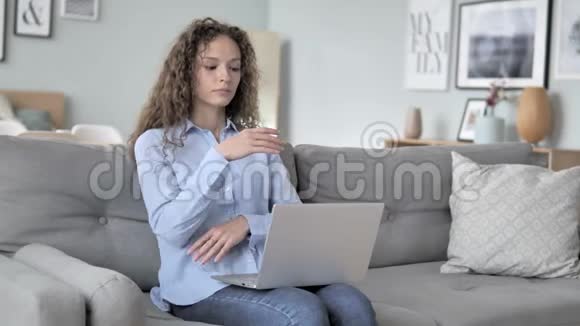 卷发女人坐在沙发上思考和工作视频的预览图