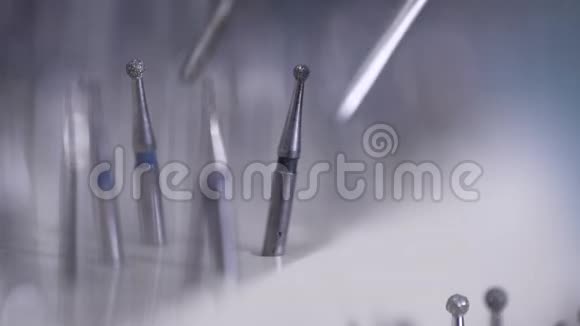 口腔科医生正在用镊子取抛光喷嘴在牙科诊所做特写治疗龋齿视频的预览图