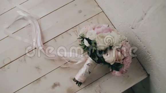 木地板上躺着一束美丽的花带很漂亮的构图视频的预览图