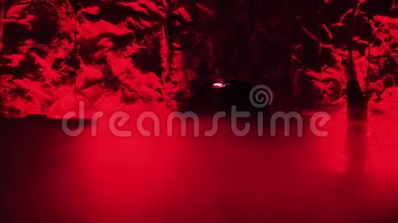 废弃的矿井入口隧道红色房间有一条隧道视频的预览图