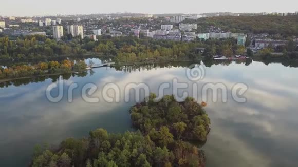 回声公园湖上空的空中镜头秋天的城市公园摩尔多瓦共和国首都基希涅夫视频的预览图