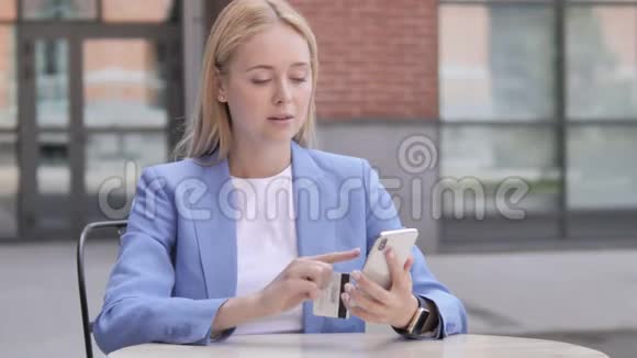 年轻女商人智能手机网上购物失败视频的预览图