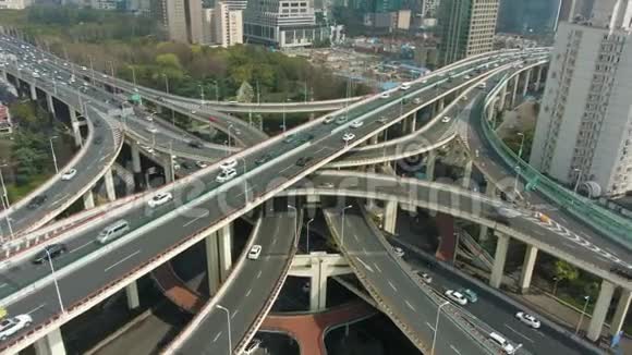 严阳光明媚的一天一个高架路交叉口中国上海鸟瞰图视频的预览图