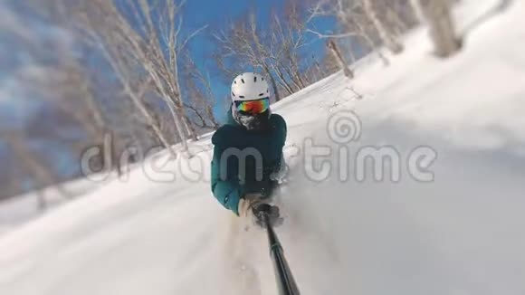 滑板滑雪者在滑雪板上做了一个粉末日框架在堪察加火山的自由之旅中拍摄视频的预览图